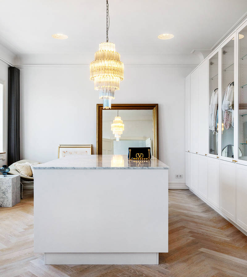 Garderobe med en ø til opbevaring af smykker og tøj