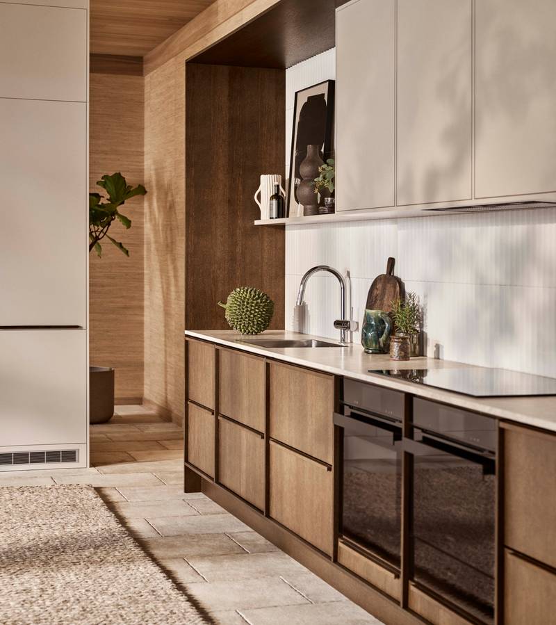 Ved å kombinere kjøkkenmodellen Line i fargen Korn og Signatur Nøtt har vi fått frem et lekent og inspirerende kjøkken med rom for ro og sosiale samvær.