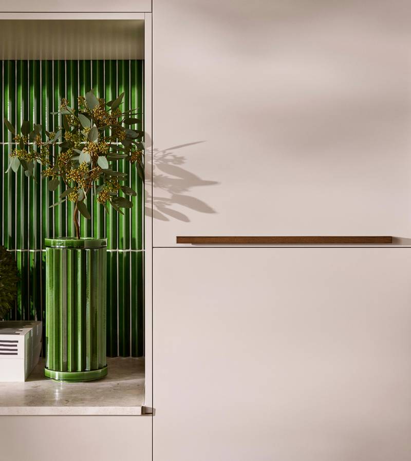 Ved å kombinere kjøkkenmodellen Line i fargen Korn og Signatur Nøtt har vi fått frem et lekent og inspirerende kjøkken med rom for ro og sosiale samvær.