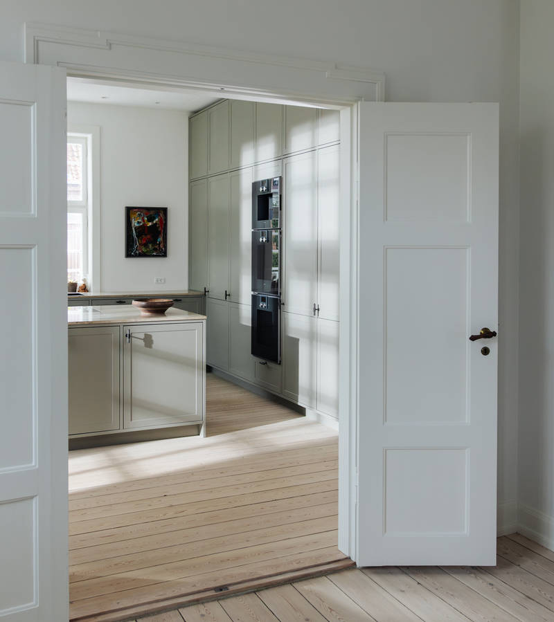 Det originale køkken var lille og lå gemt væk i et hjørne af huset. Det var derfor oplagt at flytte det nye Shaker-køkken fra uno form ind i den tidligere spisestue.