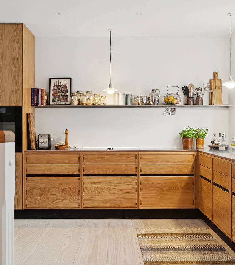 Copenhagen vinkelkøkken i egetræ med stålbordplade