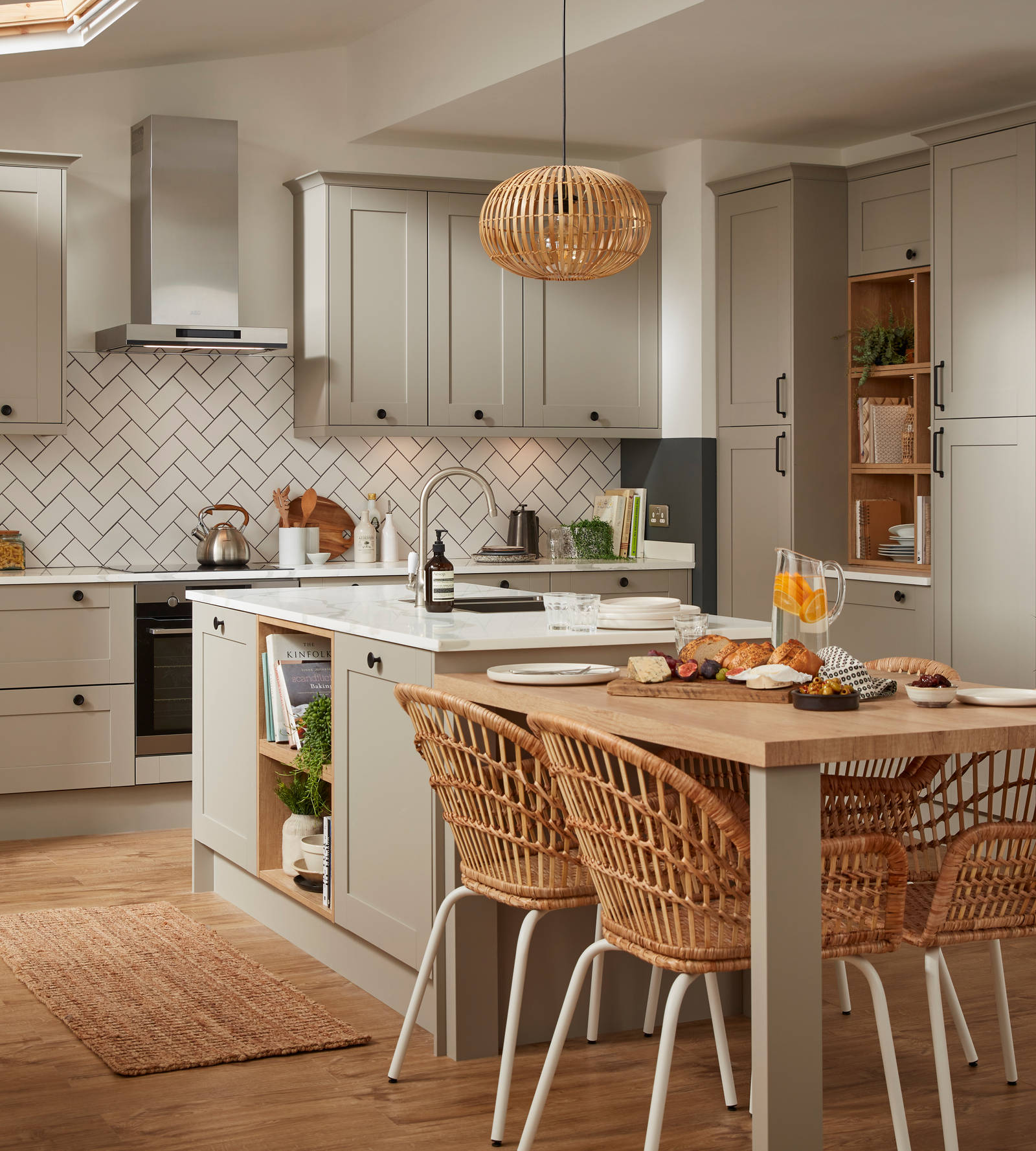 Tatton Kitchen by Magnet. A beautiful easy to use kitchen with traditional features with stylish modern touches.