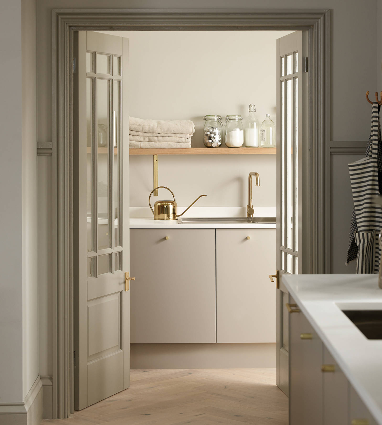 Hoxton kitchen. Smooth slab doors in a painted effect finish. Minimalist styling with your choice of handles and three colours.