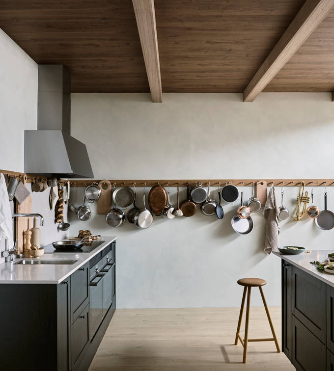 Rustikk og landlig kjøkkenmodell i heltre eik. Front med enkel ramme og slett fylling gjør at du kan variere uttrykket på kjøkkenet fra det helt moderne til det rustikke landlige preget alt etter hvilket tilbehør du velger.