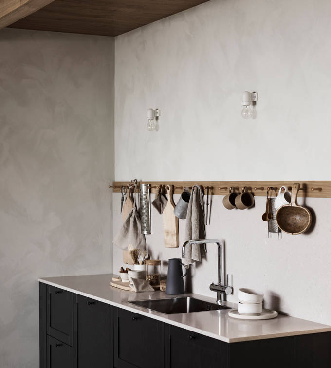 Rustikk og landlig kjøkkenmodell i heltre eik. Front med enkel ramme og slett fylling gjør at du kan variere uttrykket på kjøkkenet fra det helt moderne til det rustikke landlige preget alt etter hvilket tilbehør du velger.