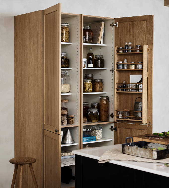 Rustikk og landlig kjøkkenmodell i heltre eik. Front med enkel ramme og slett fylling gjør at du kan variere uttrykket på kjøkkenet fra det helt moderne til det rustikke landlige preget alt etter hvilket tilbehør du velger.