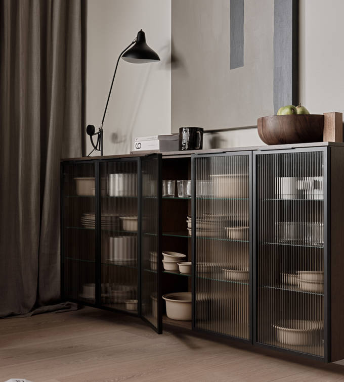 Marbodal Signatur Ekbacken - vitrin i räfflat glas med alu ram i svart