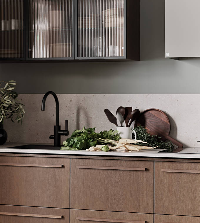 Marbodal Signatur Ekbacken - kökslucka i ekfaner vitrinlucka i räfflat glas med svart alu ram.