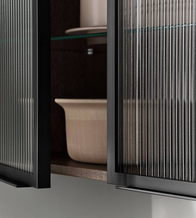 Marbodal - vitrin räfflad glaslucka med alu ram i svart