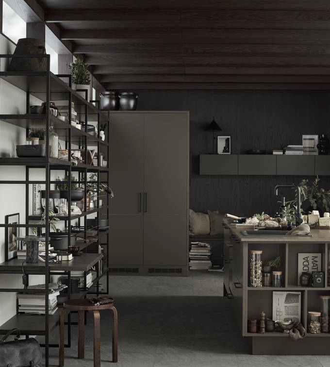 Marbodal Arkitekt plus Bark - brun kulör. Köksö, med avslutningshylla, stor vägghylla med ett integrerat skrivbord, och matsalshörnet skapar flera inbjudande platser i köket.