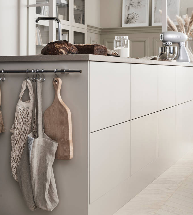 Marbodal Arkitekt plus Sand - köksö i beige kulör 
Handtagslöst med Tip-on, bänkskiva i kvartskomposit Coral Clay.