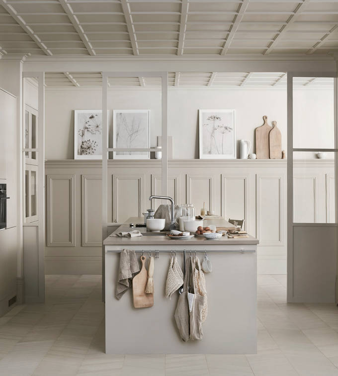 Modernt kök i beige kulör med köksö. handtagslöst med Tip-on, bänkskiva i kvartskomposit Beach Clay.