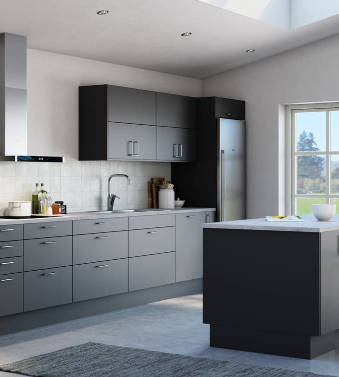 Tidlösa och stilrena Arkitekt Plus från Marbodal i den mörkblå kulören Hav, i ett stort kök med köksö, integrerade ugnar och kyl/frys i rostfritt stål.