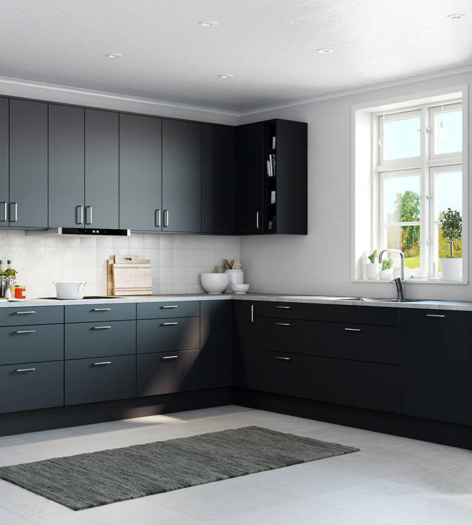 Tidlösa och stilrena Arkitekt Plus från Marbodal i den mörkblå kulören Hav, integrerade ugnar och kyl/frys i rostfritt stål.