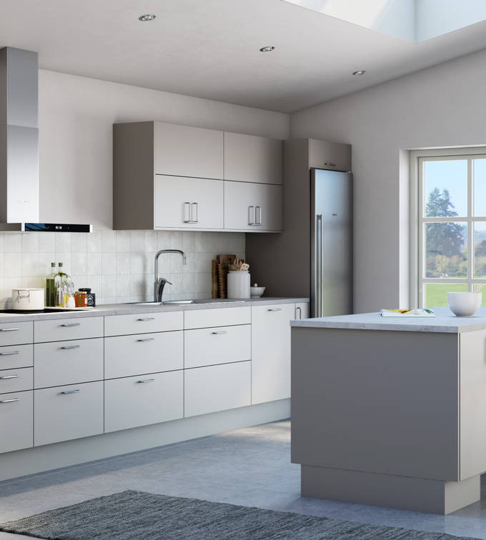 Tidlösa och stilrena Arkitekt Plus från Marbodal i greige kulör Frö, integrerade ugnar, kyl/frys i rostfritt stål och en köksö.