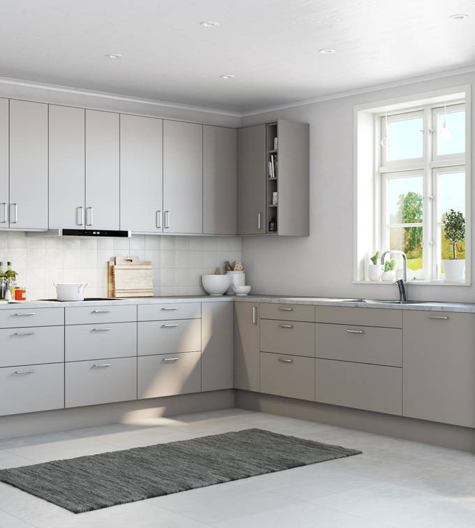 Tidlösa och stilrena Arkitekt Plus från Marbodal i greige kulör Frö, integrerade ugnar och kyl/frys i rostfritt stål.