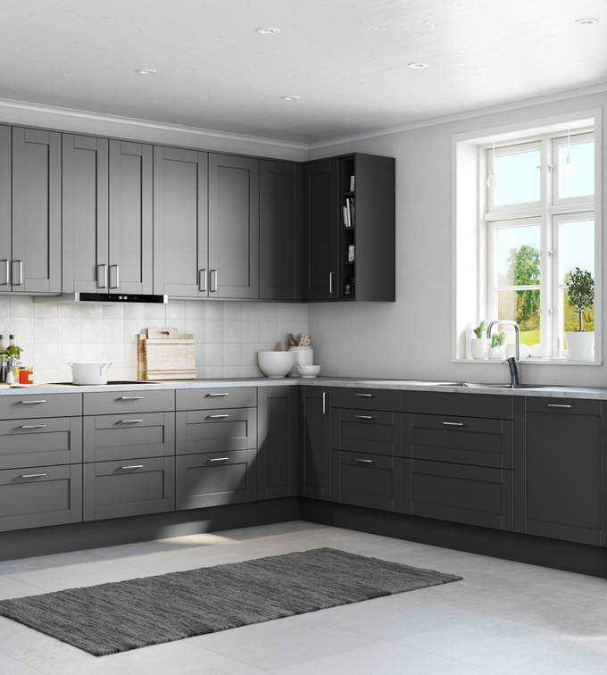 Det mysiga och romantiska köket Form, en ramlucka med slät spegel, i den mörkgrå kulören Granit, med integrerade ugnar och kyl/frys i rostfritt stål.