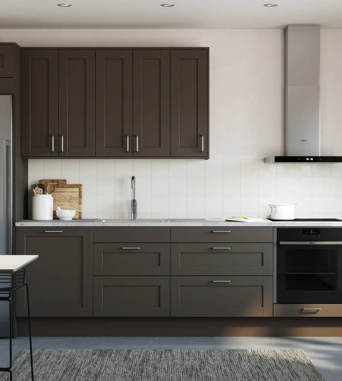 Det mysiga och romantiska köket Form, en ramlucka med slät spegel, i den bruna kulören Bark, med integrerad ugn och kyl/frys i rostfritt stål.