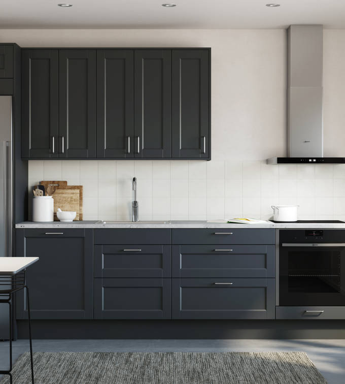 Det både klassiska och lantliga köket Fagerö med ramlucka i den mörkblå kulören Hav, med Integrerad ugn och kyl/frys i rostfritt stål.