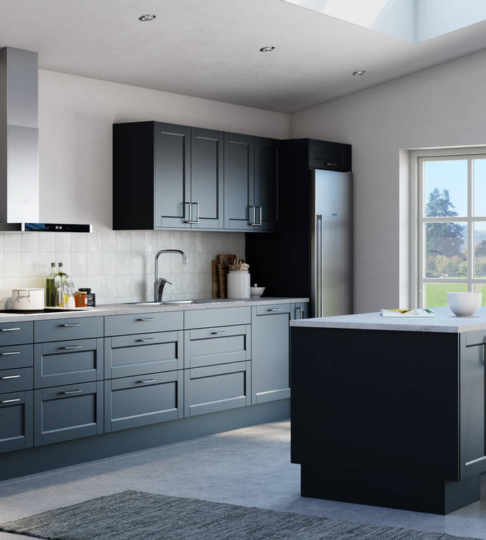 Det både klassiska och lantliga köket Fagerö med ramlucka i den mörkblå kulören Hav, med köksö, Integrerade ugnar och Kyl/frys i rostfritt stål.