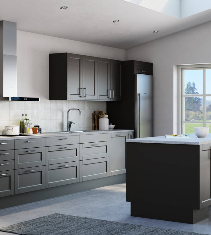 Det både klassiska och lantliga köket Fagerö med ramlucka i den bruna kulören Bark, med integrerade ugnar och kyl/frys i rostfritt stål, och köksö.