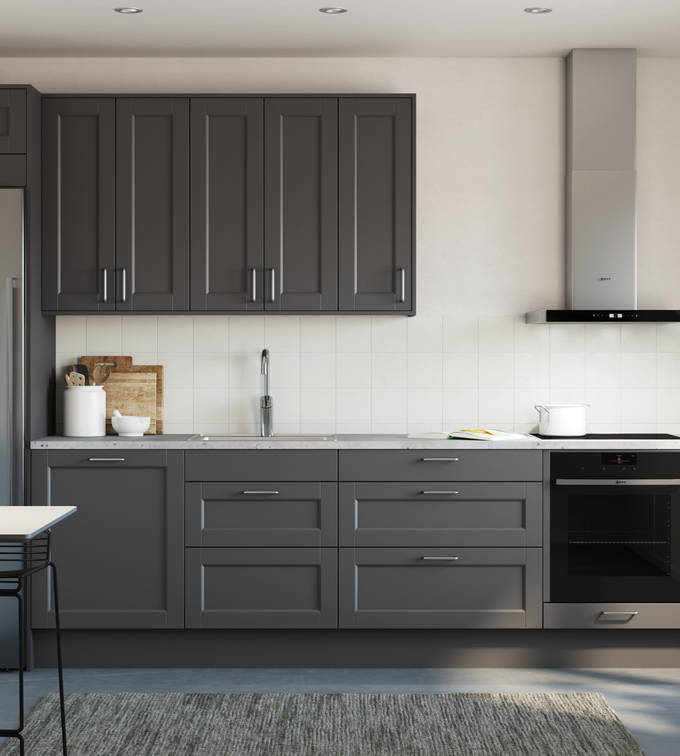 Det både klassiska och lantliga köket Fagerö med ramlucka i den mörkgrå kulören Granit, med integrerad ugn och kyl/frys i rostfritt stål.