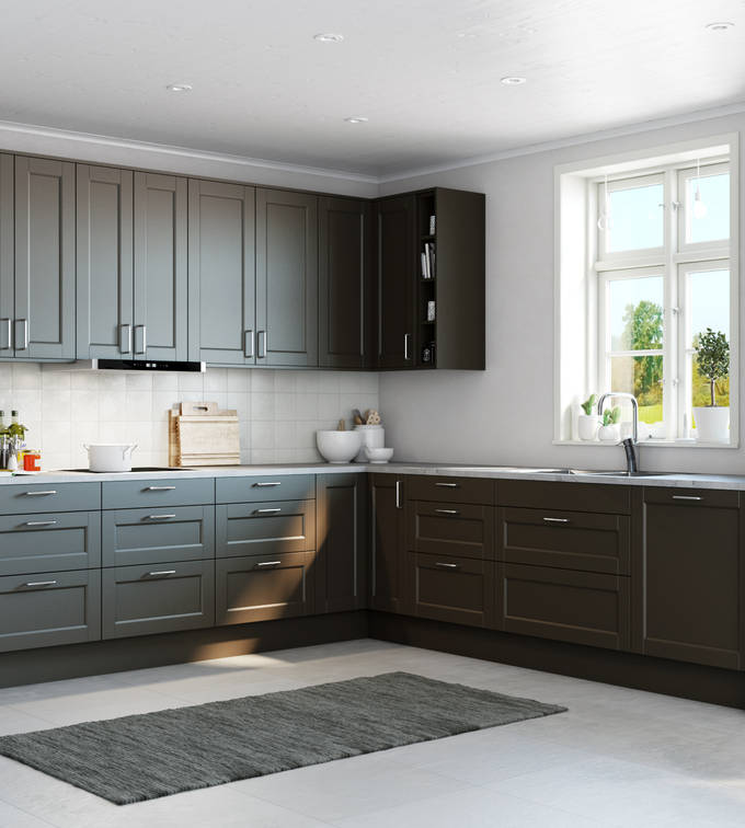 Det både klassiska och lantliga köket Fagerö med ramlucka i den bruna kulören Bark, med integrerade ugnar och kyl/frys i rostfritt stål.