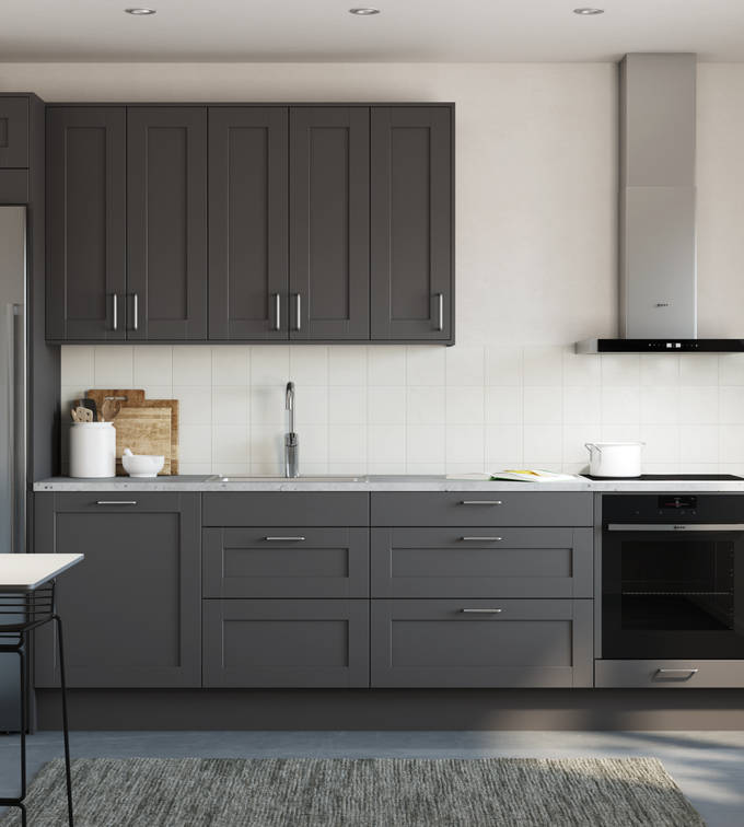 Det mysiga och romantiska köket Form, en ramlucka med slät spegel, i den mörkgrå kulören Granit, med integrerad ugn och kyl/frys i rostfritt stål.
