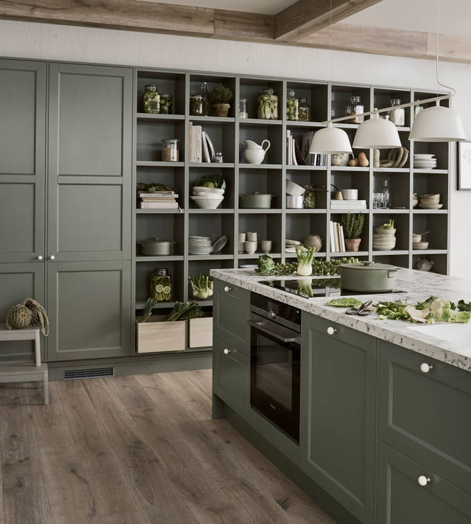 Marbodal Fagerö Tall - Öppen hylla i samma kulör som köket skapar en hemtrevlig känsla. Köksö med indragen sockel. Bänkskiva Marmor i laminat. Knoppar i marmor  med rostfri fot