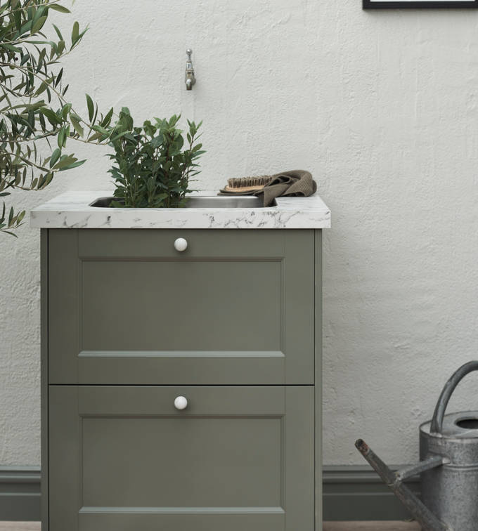 Marbodal - bänkskåp med kökslucka Fagerö Tall i grön kulör. Bänkskiva Marmor i laminat, marmorknopp med rostfri fot.