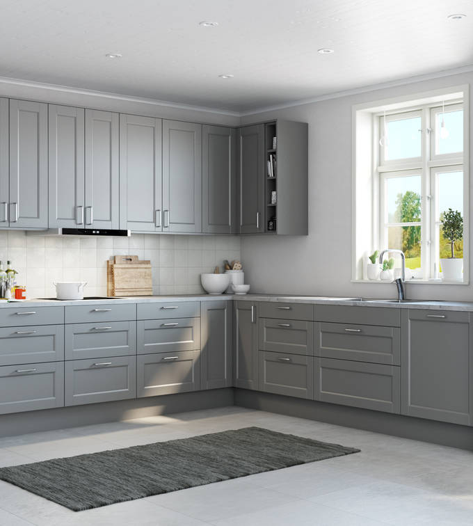 Det både klassiska och lantliga köket Fagerö med ramlucka i den grå kulören Åska, med Integrerade ugnar och Kyl/frys i rostfritt stål.