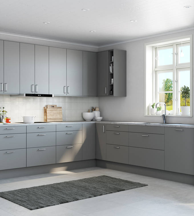 Tidlösa och stilrena Arkitekt Plus från Marbodal i den grå kulören Åska, integrerade ugnar och kyl/frys i rostfritt stål.