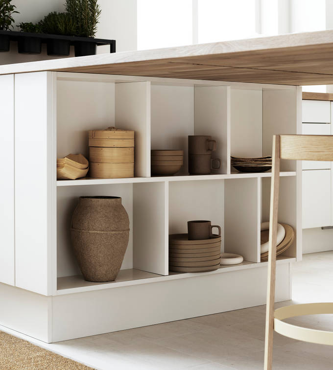 Marbodal Arkitekt plus Frost - köksö med gavelhylla kan monteras avslutning på köksön eller som stilfull avslutning till bänk- eller högskåpen.