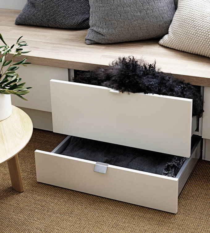 Marbodal - Skön sittbänk med sockellåda för extra utrymme för förvaring. Lucka Arkitekt plus Frost