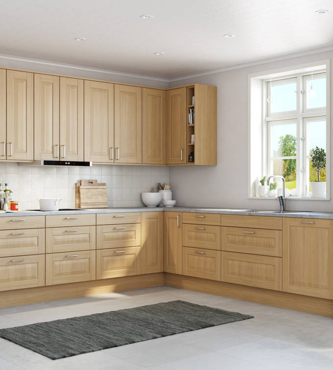 Köket Lindö med klassisk och exklusiv spegellucka, i ek, med integrerade ugnar och kyl/frys i rostfritt stål.