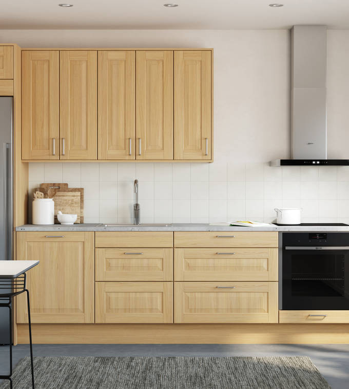 Köket Lindö med klassisk och exklusiv spegellucka, i ek, med integrerad ugn och kyl/frys i rostfritt stål.