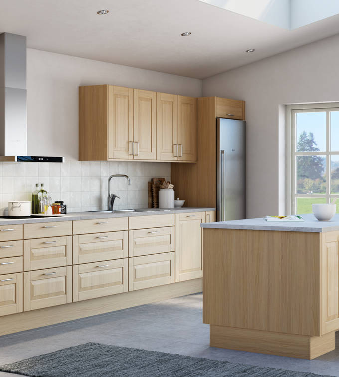 Köket Lindö med klassisk och exklusiv spegellucka, i ek, med integrerade ugnar, kyl/frys i rostfritt stål, och köksö.