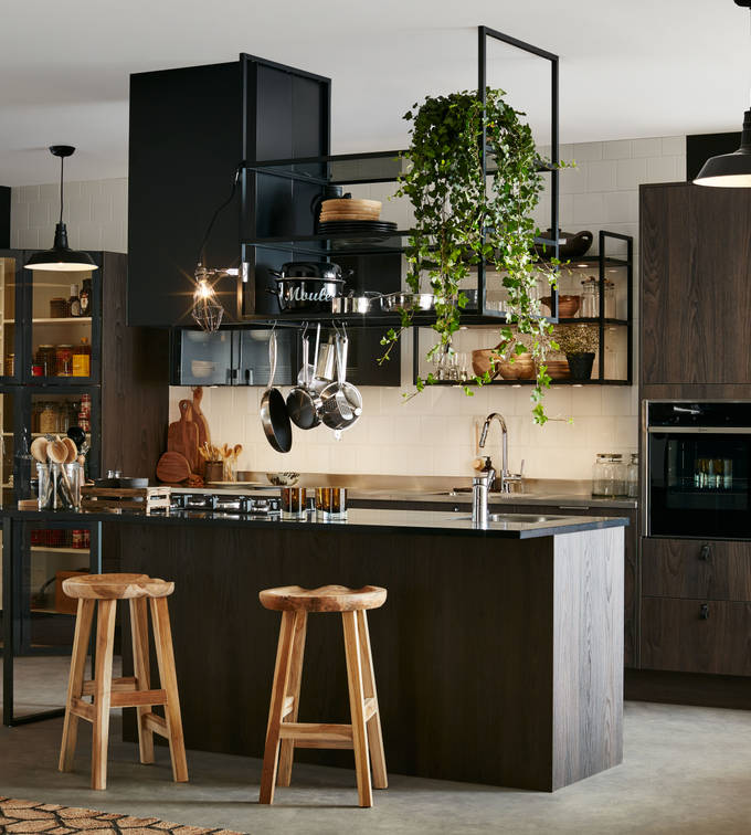 Marbodal Malevik - kök i Bistro stil med takhängd hylla ovanför köksö med plats för sittplats och förlängd med barben.