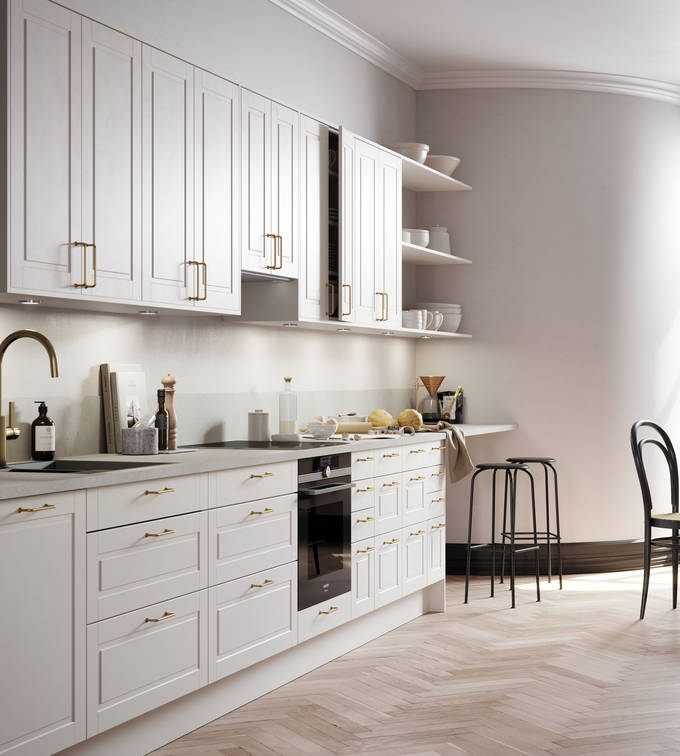 Öland - kök med profilfrästa luckor, kökstillbehör i mässing som köksblandaren Tapwell och handtagen Retro Laminatet Betong på bänkskiva och stänkskydd. Marbodal