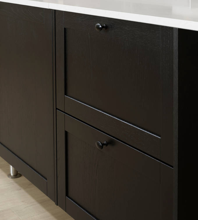 Square eg køkkenø træfinér sort eg  fra INVITA med sort håndtag