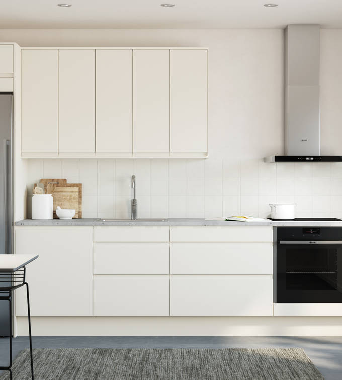 Viken Frost, ett vitt handtagslöst kök med integrerade grepp i luckan.