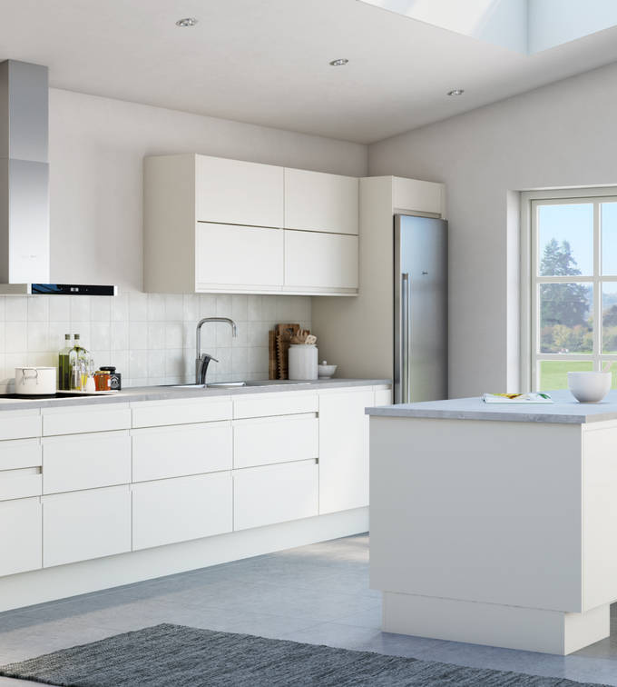 Ett stort kök i Viken Frost från Marbodal, ett vitt handtagslöst kök med integrerade grepp i luckan, och matchande kökso.
