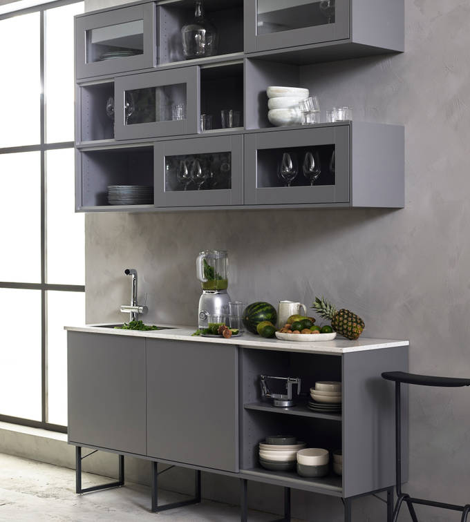 Marbodal Viken Åska - Smart skjutdörrsskena för väggskåpens luckor. Bänkskiva i Corestone på grunda bänkskåp på metallben.