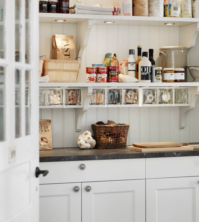 Marbodal Fagerö Frost - skafferi med öppna hyllor och förvaring i glasbehållarna Reda. Arbetsbänk i laminat.