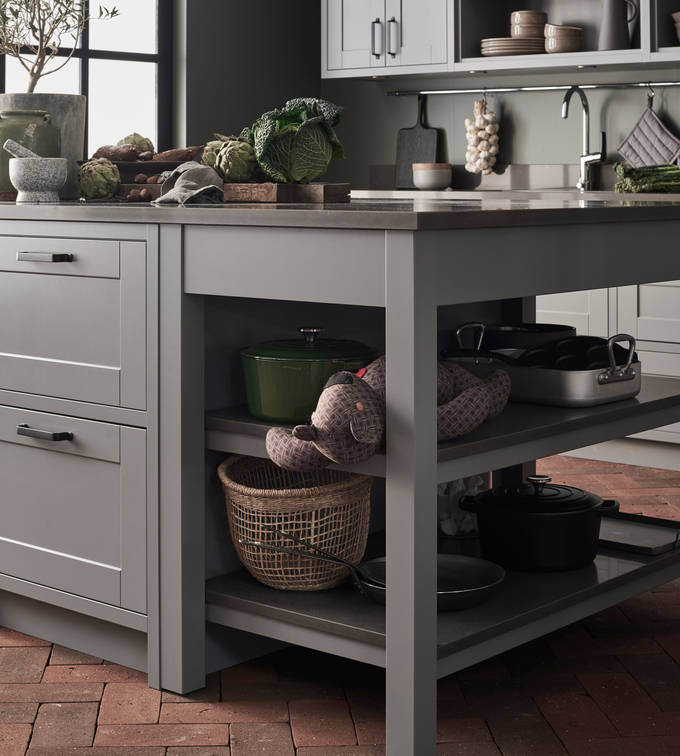 Marbodal Form Åska - Avslutningshylla för köksö är ett smart sätt att utnyttja skåpens gavlar och ge köket extra förvaring.
