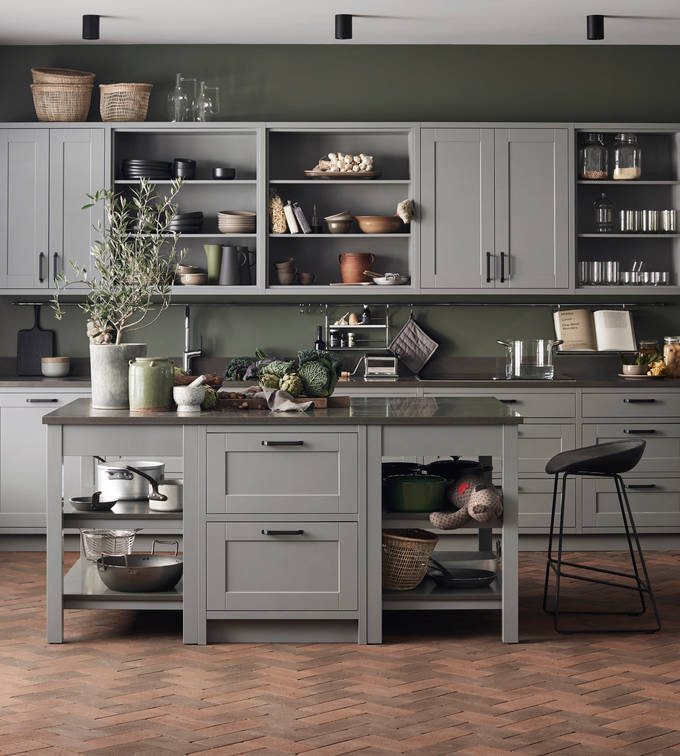 Kök Form mellangrå i PLUS-utförande som skapar en platsbyggd känsla. Avslutningshylla för köksön ger en lättare känsla samt skapar plats för förvaring. bänkskiva kvartskomposit. Venato Scuro.