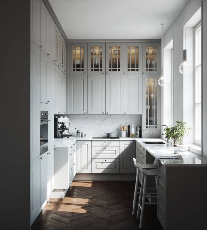 Lindö Moln i  från Marbodal. Ett stort kök på liten yta med förvaring hela vägen upp till tak. Lucka Lindö, målad i ljusgrå kulör. Bänkskiva Marmor Bianco Cararra, handtag Oval borstad.