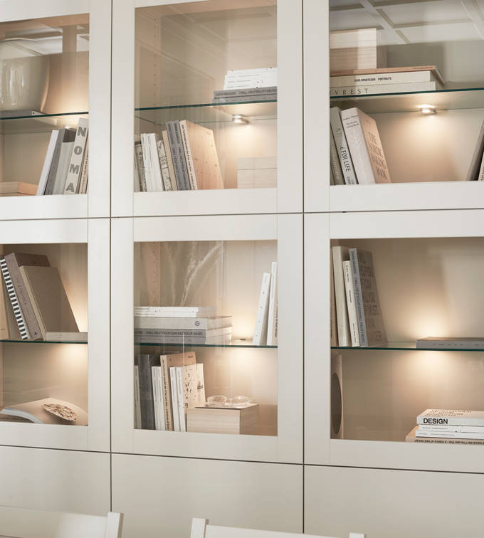 Marbodal - Vitrinbelysning för glashylla. Monteras med clips som sitter på belysningen. Lyser både upp och ned i skåpet