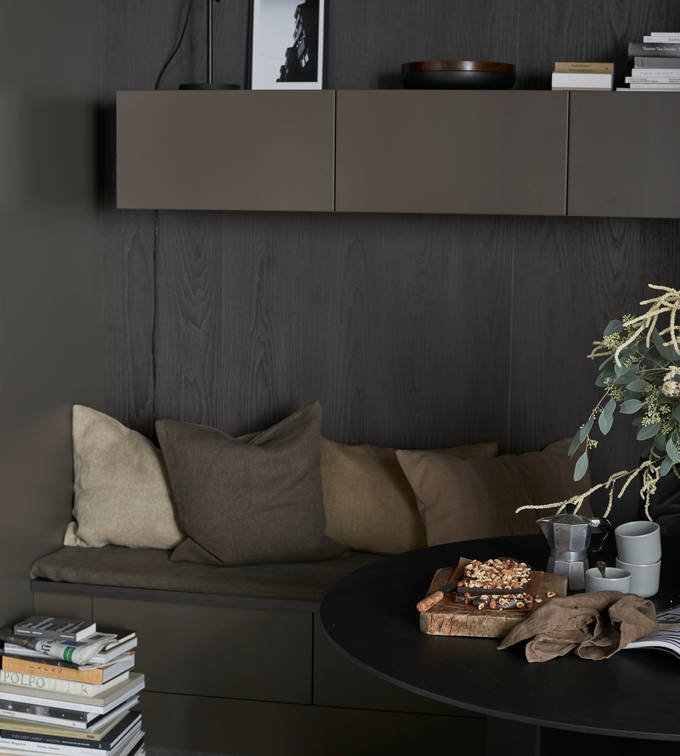 Line er en stilren kjøkkenmodell med et stort designregister. De slette MDF-frontene kan males i alle Sigdals standardfarger, eller valgfri NCS-farge mot et pristillegg.