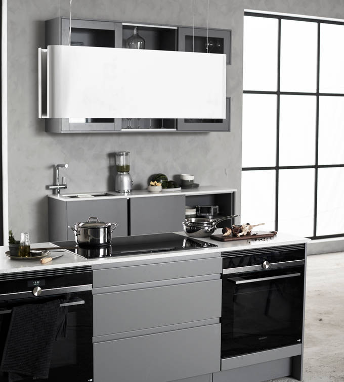 Herlig trendkjøkken med slette fronter og innfreste grep, som markerer modellens linjerene design. Horisont kjennetegnes av en klar og kjølig friskhet, noe som representerer ny nordisk design på sitt beste.